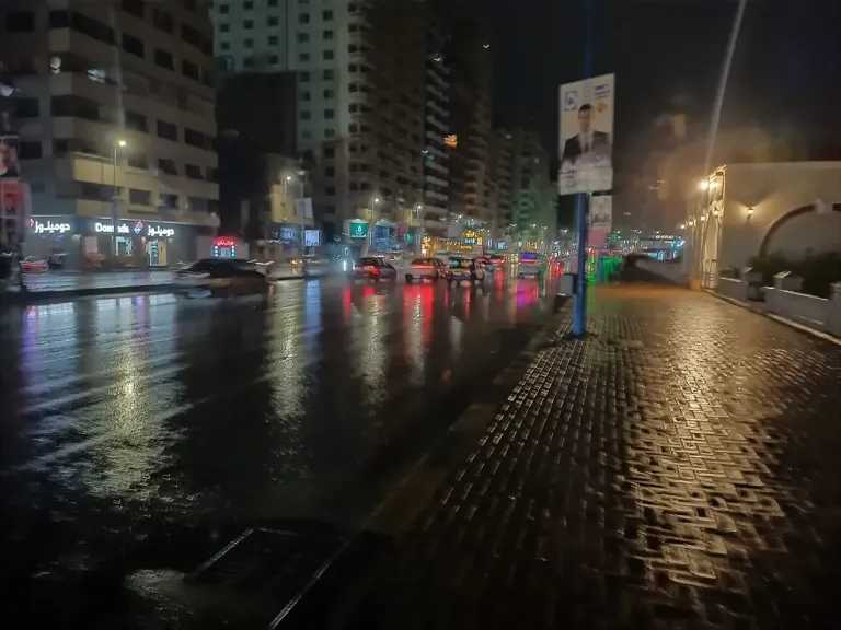 أمطار رعدية غزيرة تضرب السعودية مع تحذيرات من مخاطر السيول والرياح القوية