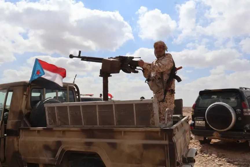 مصدر محلي يكشف عن تفاصيل وساطة قبلية نقلت بنادق في قضية إعدام أمين باجاح بمحافظة شبوة اليمنية