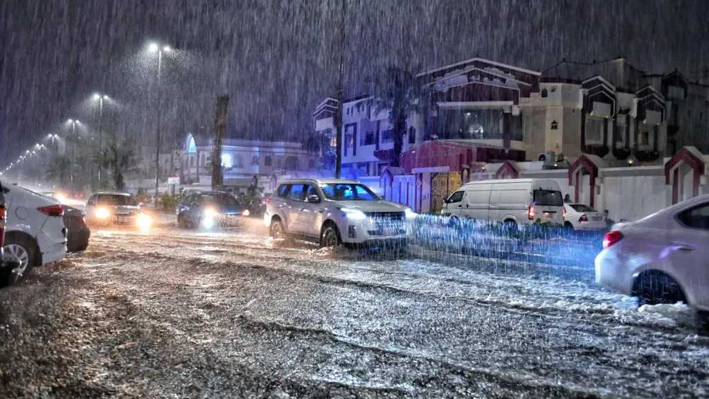 توقعات الطقس في السعودية غدًا تشير إلى أمطار وسيول وثلوج محتملة