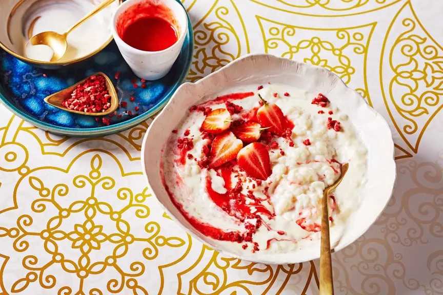 طريقة إعداد بودينج الأرز باللبن مع نكهة الفراولة وقوام كريمي مثالي في 30 دقيقة