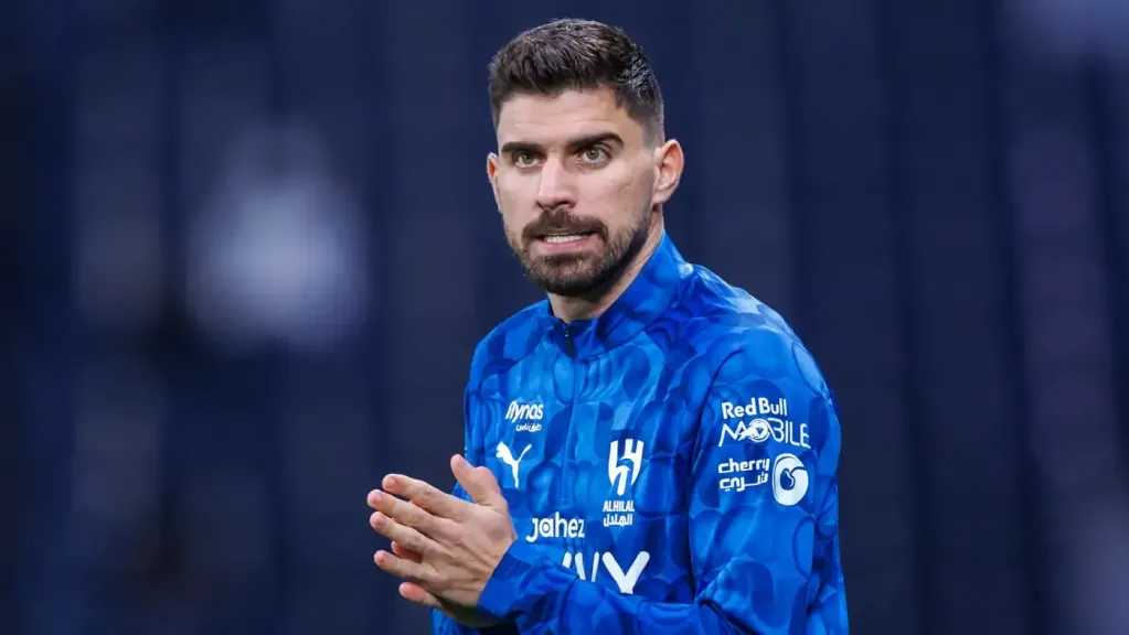 محترف الهلال يقترب من العودة للدوري الإنجليزي في صدمة للجماهير