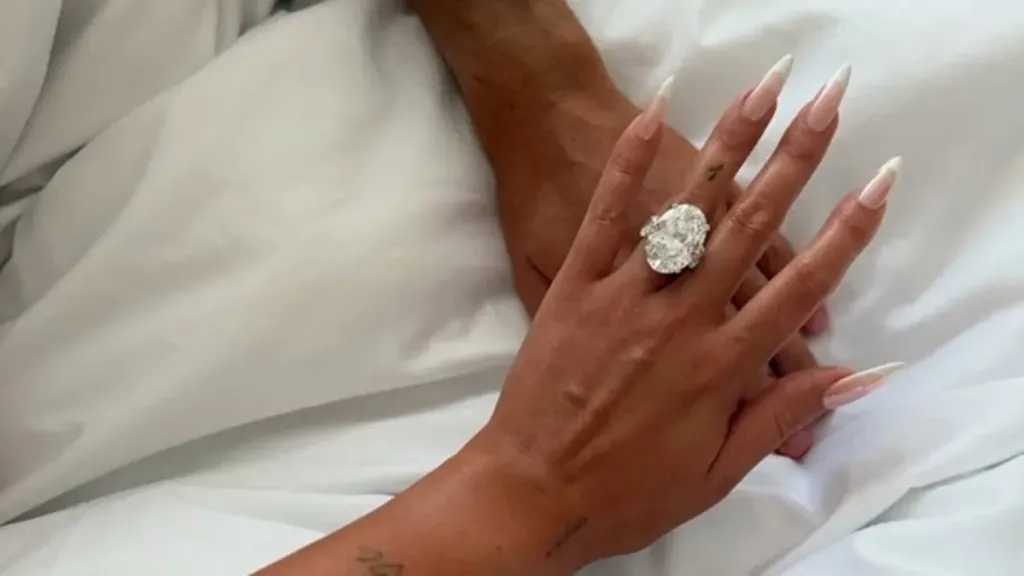 6 خواتم خطوبة للمشاهير تألقت في عام 2025 وتجذب الأنظار