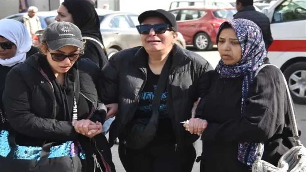 انهيار لمياء الأمير المفجع في وداع شقيقها الأخيرمشهد مؤثر انهيار لمياء الأمير أثناء جنازة شقيقهالمياء الأمير تنهار تمامًا في لحظة وداع شقيقها الموجعة