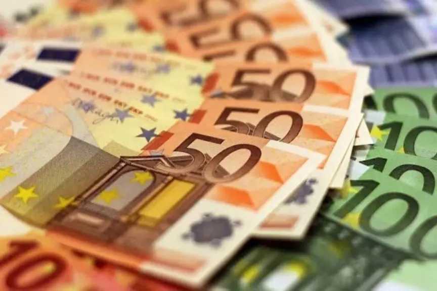 ما وراء تقلبات اليورو اليوم في البنوك تفاصيل الأسباب