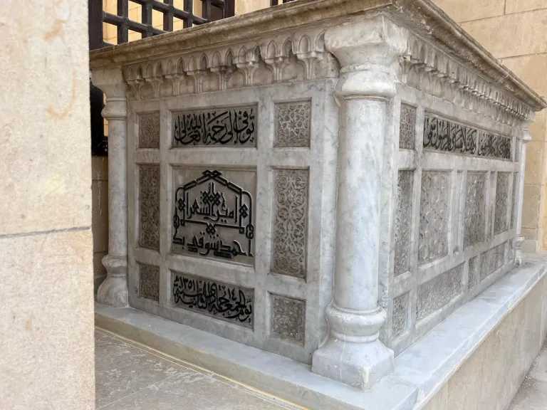 الكشف عن صور قبر أمير الشعراء أحمد شوقي بمقابر الخالدين بعد نقل الرفات