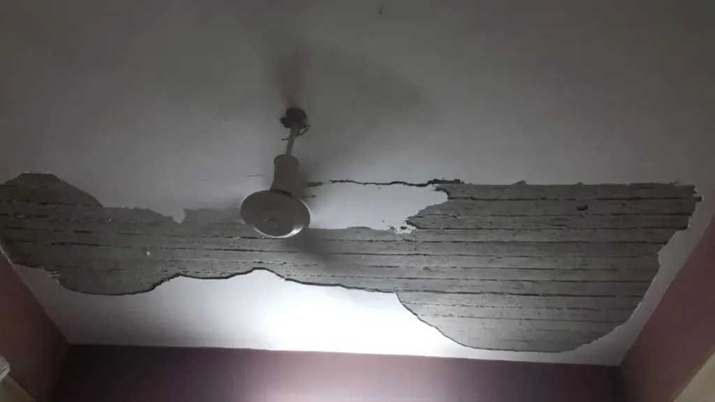 فيديو يوثق لحظة انهيار جزء من سقف منزل جديد في الخبر