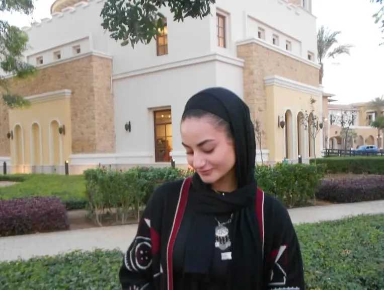 ملك حسن تتخذ قرارًا جريئًا بارتداء الحجاب وحذف جميع صورها من حساباتها الاجتماعية