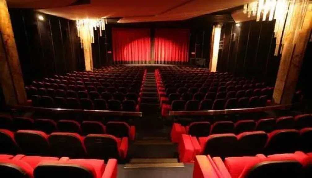 استمتع بسهرة مميزة في منزلك مع أفضل أفلام ليلة رأس السنة التي تضفي دفء البدايات الجديدة