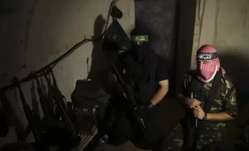 قيادة تضع أبناءها في الصفوف الأمامية بينما الشعب يعاني من الفقر والحرمان