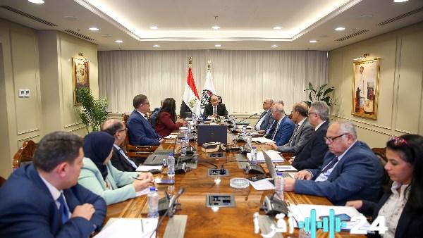 «تعزيز الإنتاجية والكفاءة» وزير قطاع الأعمال يراقب أداء الشركات القابضة ويعزز الاستدامة