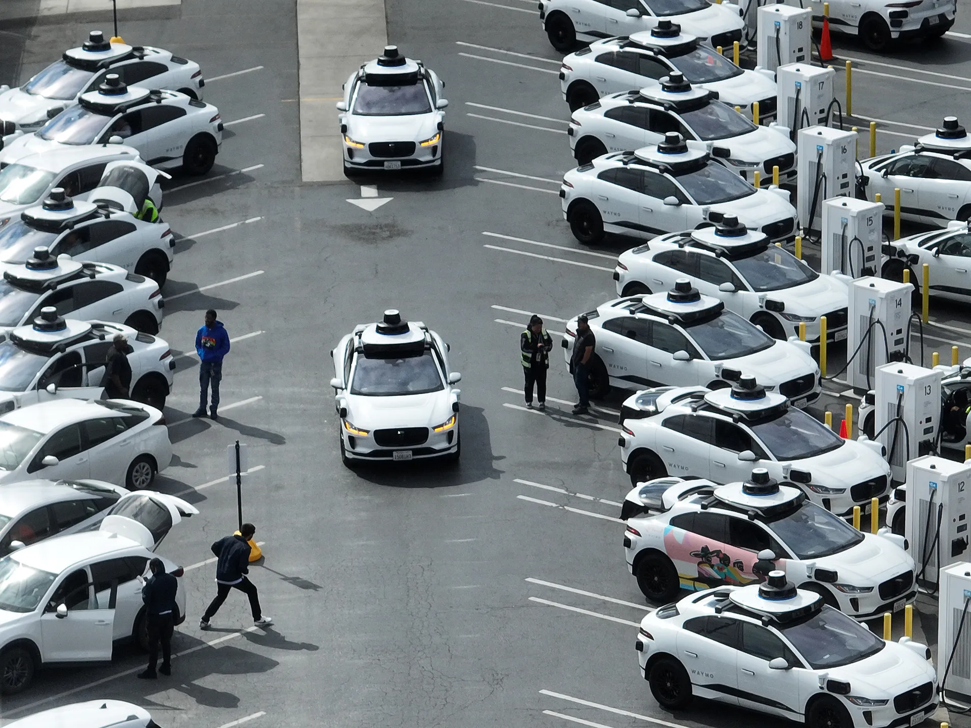 «توقف نزيف التكنولوجيا» لماذا توقفت السيارات ذاتية القيادة فجأة في منتصف الطريق؟