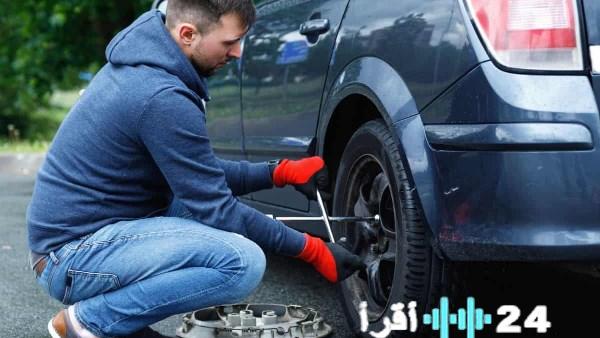 طرق مبتكرة لتغيير إطار السيارة المثقوب على الطريق دون استخدام الكوريك