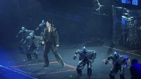 «أسطورة التكنولوجيا: روبوتات بشرية صينية تبهر الحضور برقص متزامن في حفل موسيقي وتلفت أنظار إيلون ماسك»