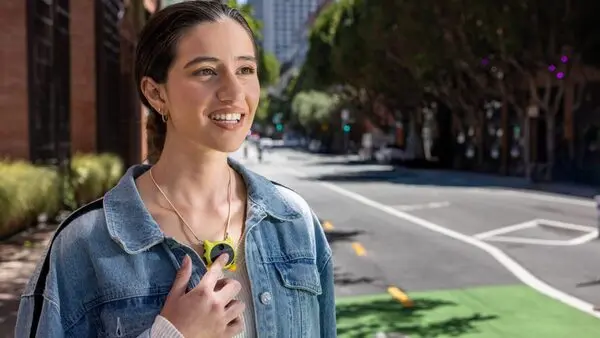 «ابتكار جديد» كاميرا ذكية تُعلق على ملابسك لتحويل يومك إلى مدونة مصورة تلقائياً