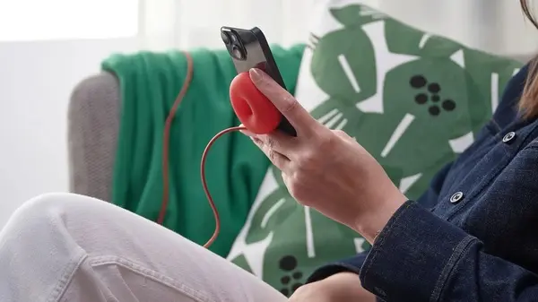 «ابتكار فريد: شاحن لاسلكي بتصميم قطعة دونات»