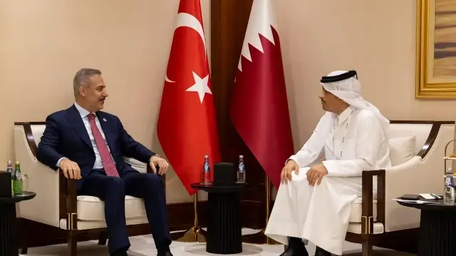 «قمة الدبلوماسية» وزير الخارجية التركي ونظيره القطري يجتمعان لتعزيز التنسيق على هامش منتدى الدوحة 2025