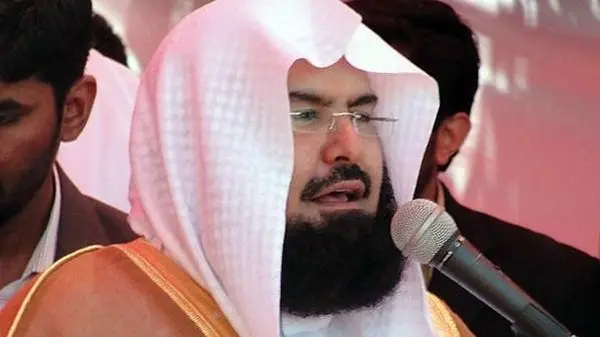 السديس يدعو لحماية أرواح المعتمرين في الحرم المكي ويثني على جهود رجال الأمن بعد محاولة انتحار أحد المعتمرين