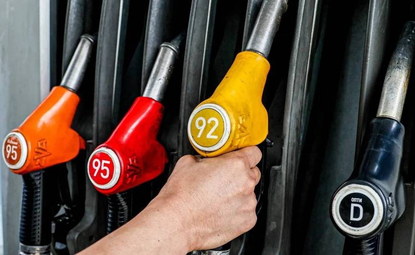 «حل بيئي واقتصادي مبتكر» تقنية طلاء ذكي تحصّن خزانات الوقود ضد هدر البنزين وتبخره