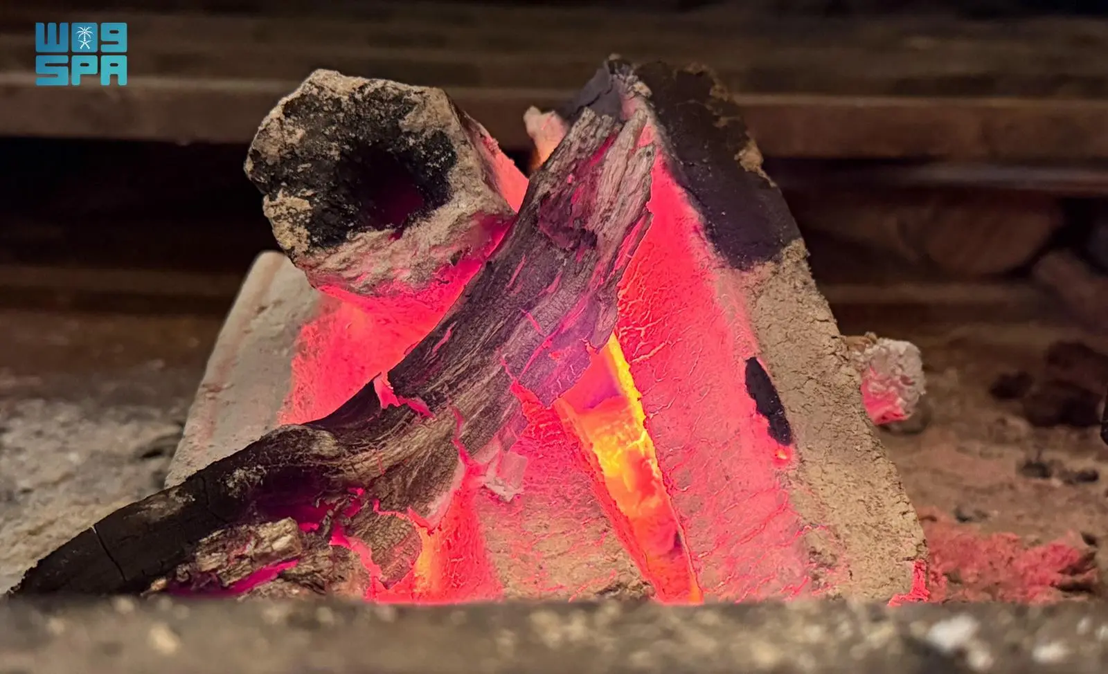 السكان في القصيم يلجأون إلى الحطب المستورد كوسيلة للتدفئة في ظل موجة البرد القاسية