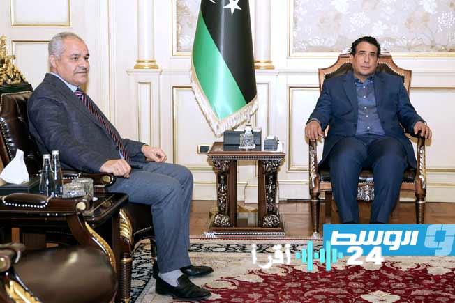 «خطوة نحو الشفافية» رئيس المجلس الرئاسي يطالب عيسى بتقرير مفصل عن توزيع السيولة النقدية للبنوك عام 2025