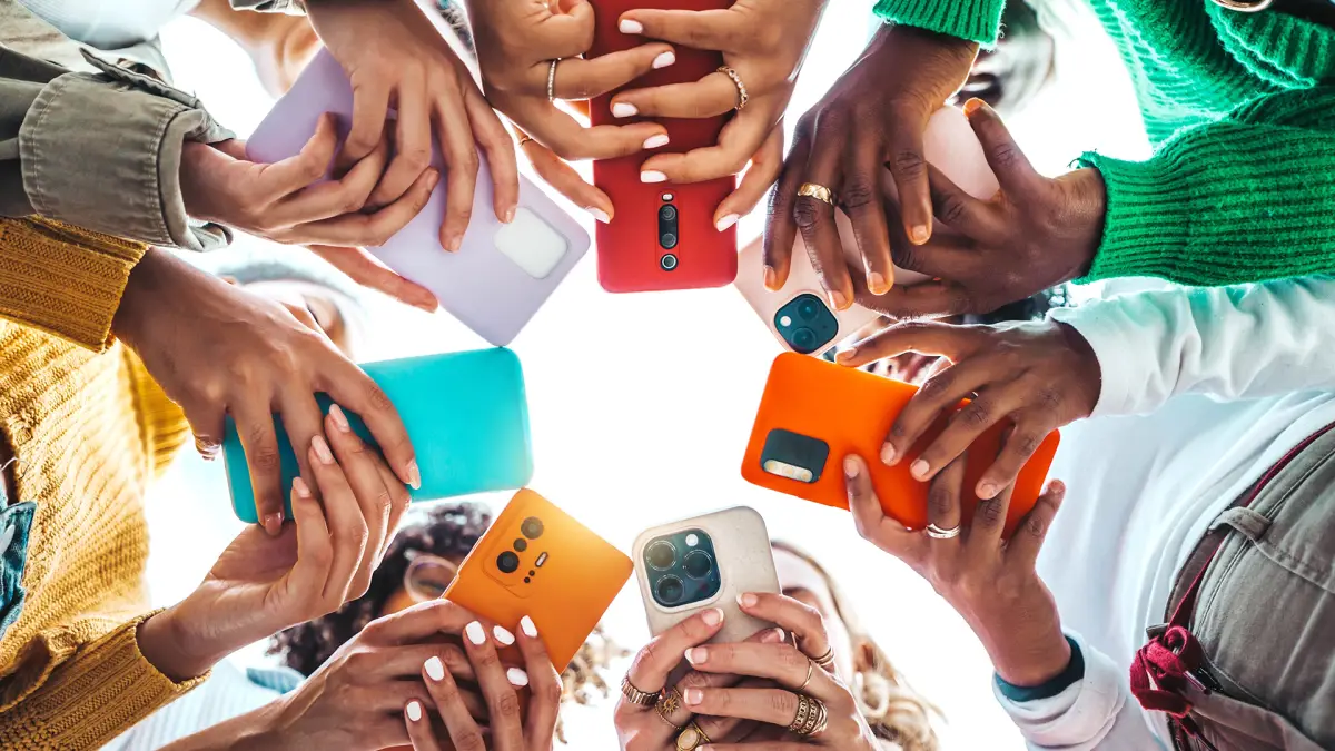 لماذا ينصحك الخبراء بقلب شاشة هاتفك لأسفل لحماية الخصوصية ومضاعفة التركيز