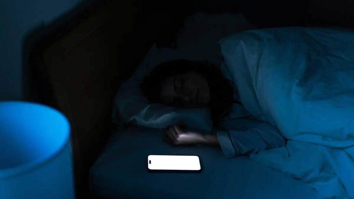 تحذير طبي لليلى حول المخاطر الصحية المقلقة الناتجة عن وضع الهاتف المحمول بجانب السرير