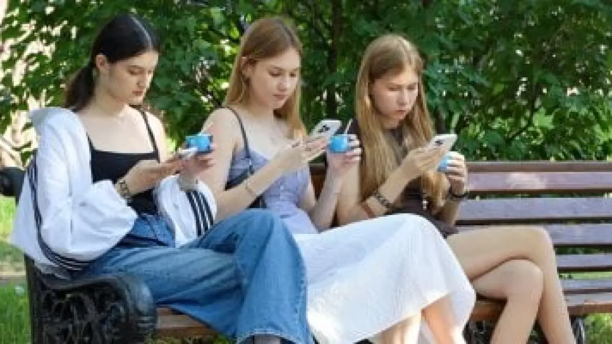 مخاطر صحية صادمة تهدد الأطفال عند استخدام الهواتف الذكية قبل سن الثالثة عشرة