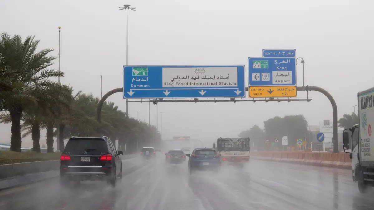 حالة الطقس في السعودية اليوم تتوقع أمطارًا وضبابًا ورياحًا نشطة مع انخفاض درجات الحرارة