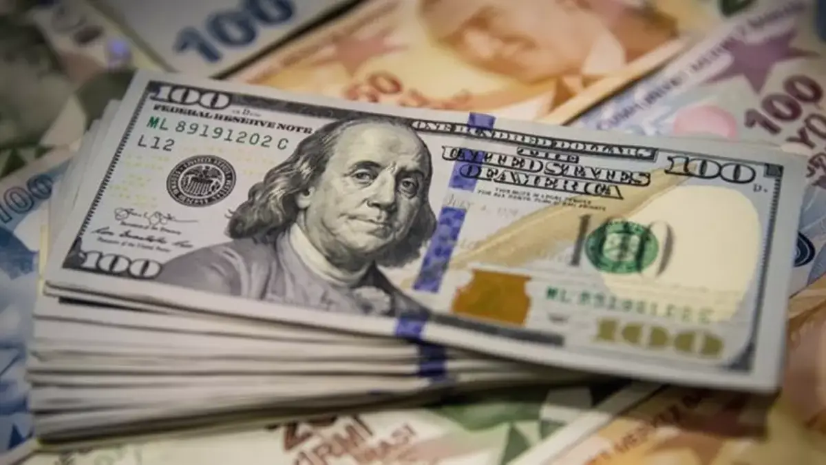 «مفترق طرق للجنيه المصري..» الأنظار تترقب قرار البنك المركزي المرتقب بشأن سعر الدولار الجديد