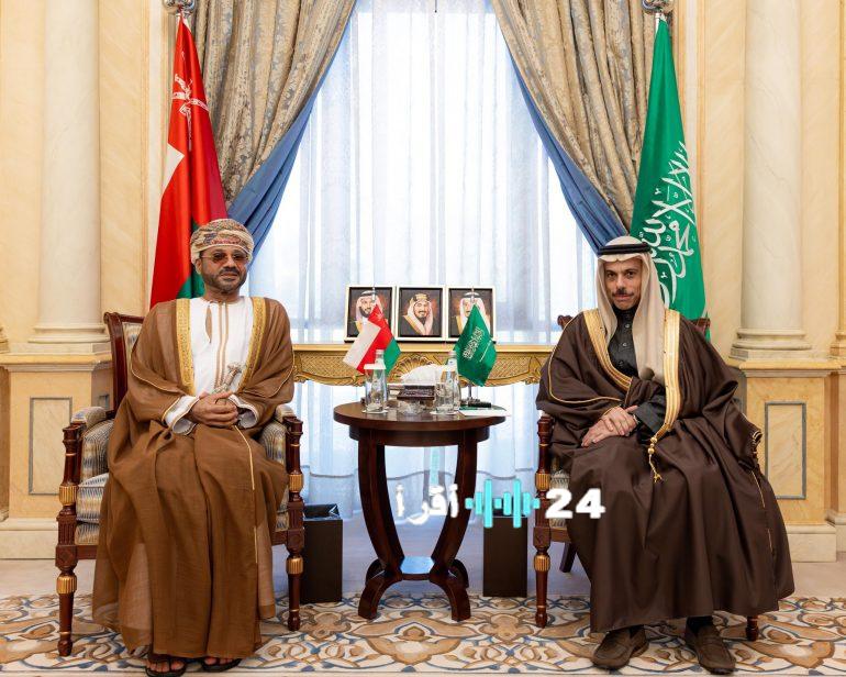 «لقاء دبلوماسي هام» وزير الخارجية يلتقي نظيره العماني لبحث تعزيز العلاقات وآخر مستجدات المنطقة