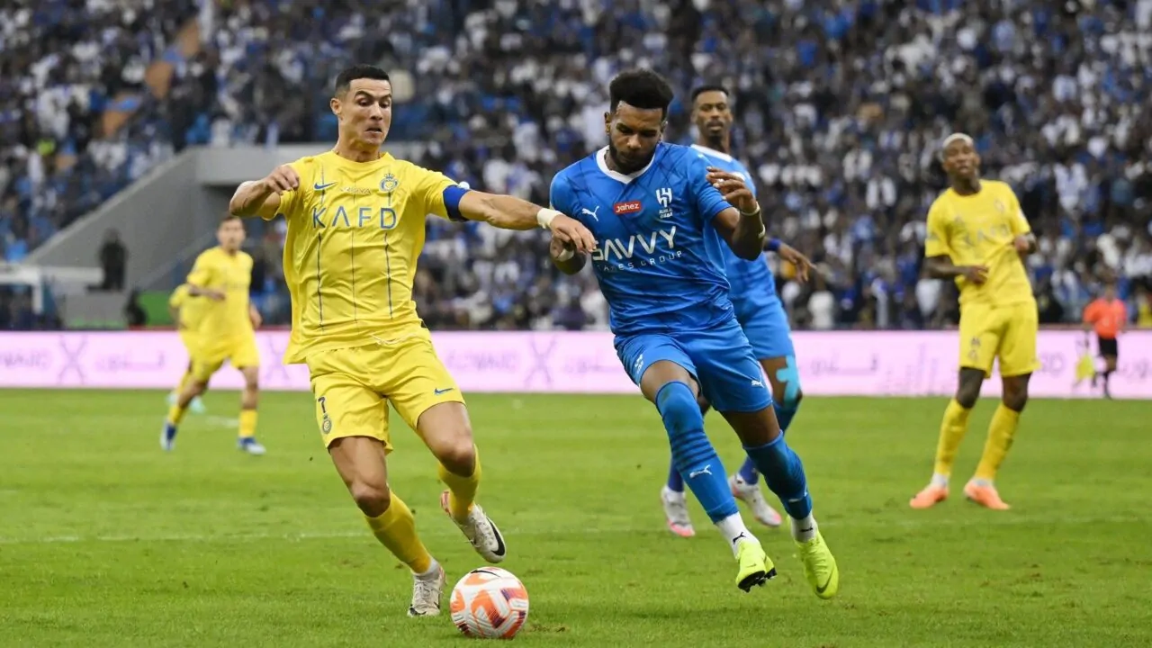 موعد مباراة الهلال والنصر في ديربي دوري روشن 2025 حيث يشعل التنافس الدوري السعودي في ملعب المملكة آرينا
