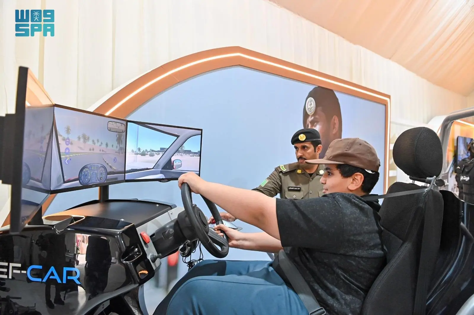 المرور يتيح لزوار مهرجان الملك عبدالعزيز للإبل فرصة تجربة القيادة الآمنة من خلال جهاز محاكاة متطور