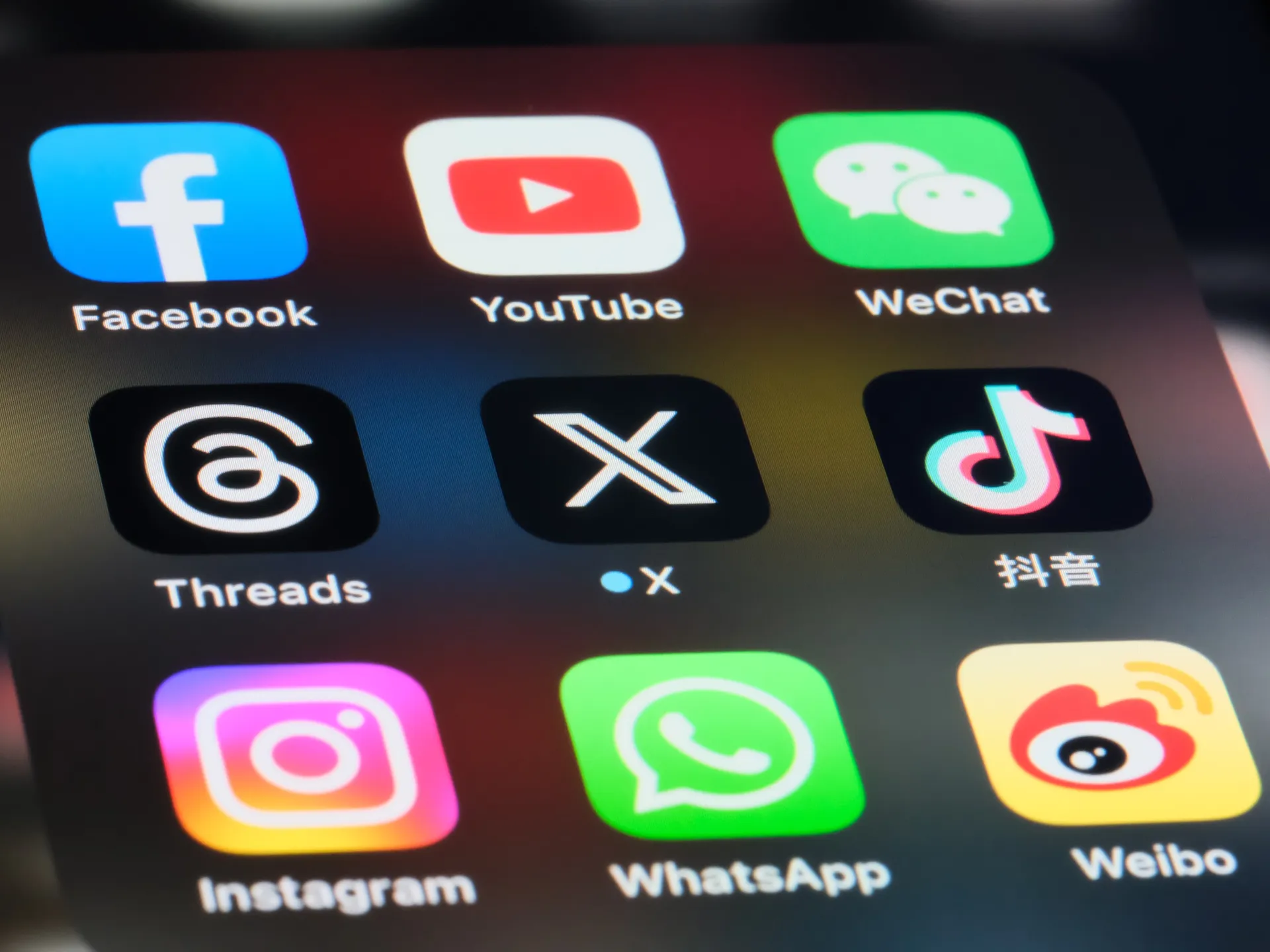 «مبادرة جريئة لحماية المراهقين: أستراليا تبدأ موجة عالمية لحظر الوصول إلى منصات التواصل الاجتماعي»