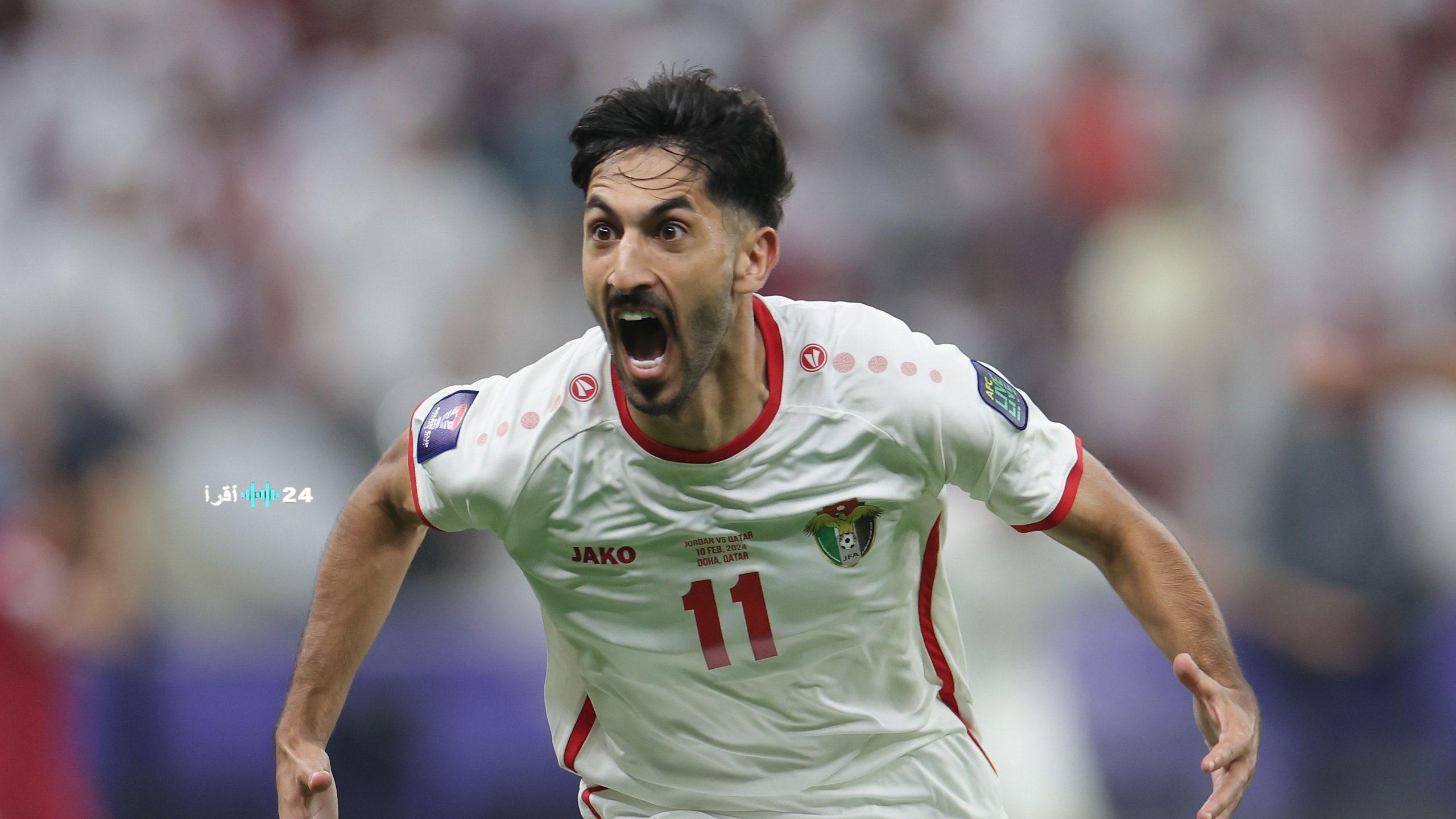 جماهير الأردن تشجع يزن النعيمات خلال مواجهة فريقها مع السعودية