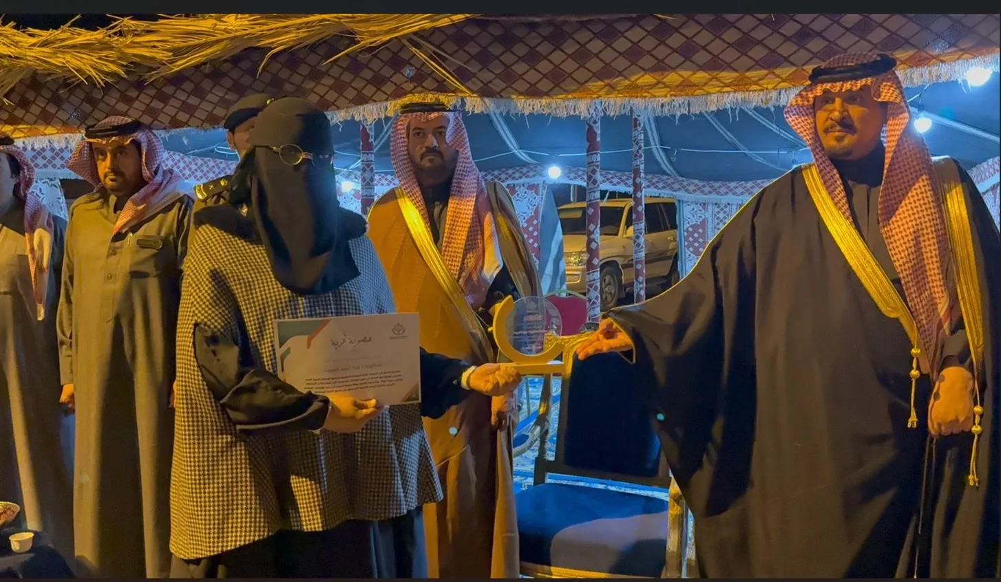 محافظ بيشة يكرّم الدكتورة نورة السبيت تقديرًا لإسهاماتها البارزة في المجتمع والمعرفة