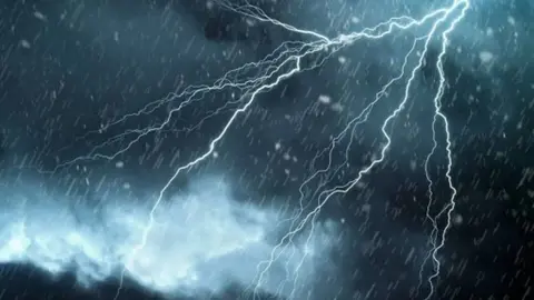 طقس اليوم يشهد زخات رعدية في سهول الأطلس والريف وسوس مع تساقط الثلوج على القمم