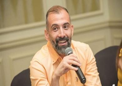 محمد رجاء يوضح أن الورد لم يعد رمزًا للحب وأن الأبيض فقد دلالته كرمز للحياة الجميلة