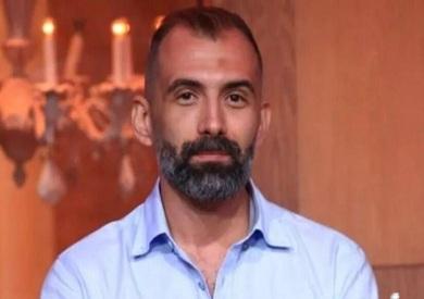 محمد رجاء يستعرض كتاباته مع خبراء نفسيين ويؤكد أن الورد والشيكولاتة لا تعبر عن نقاط ضعف النساء فقط