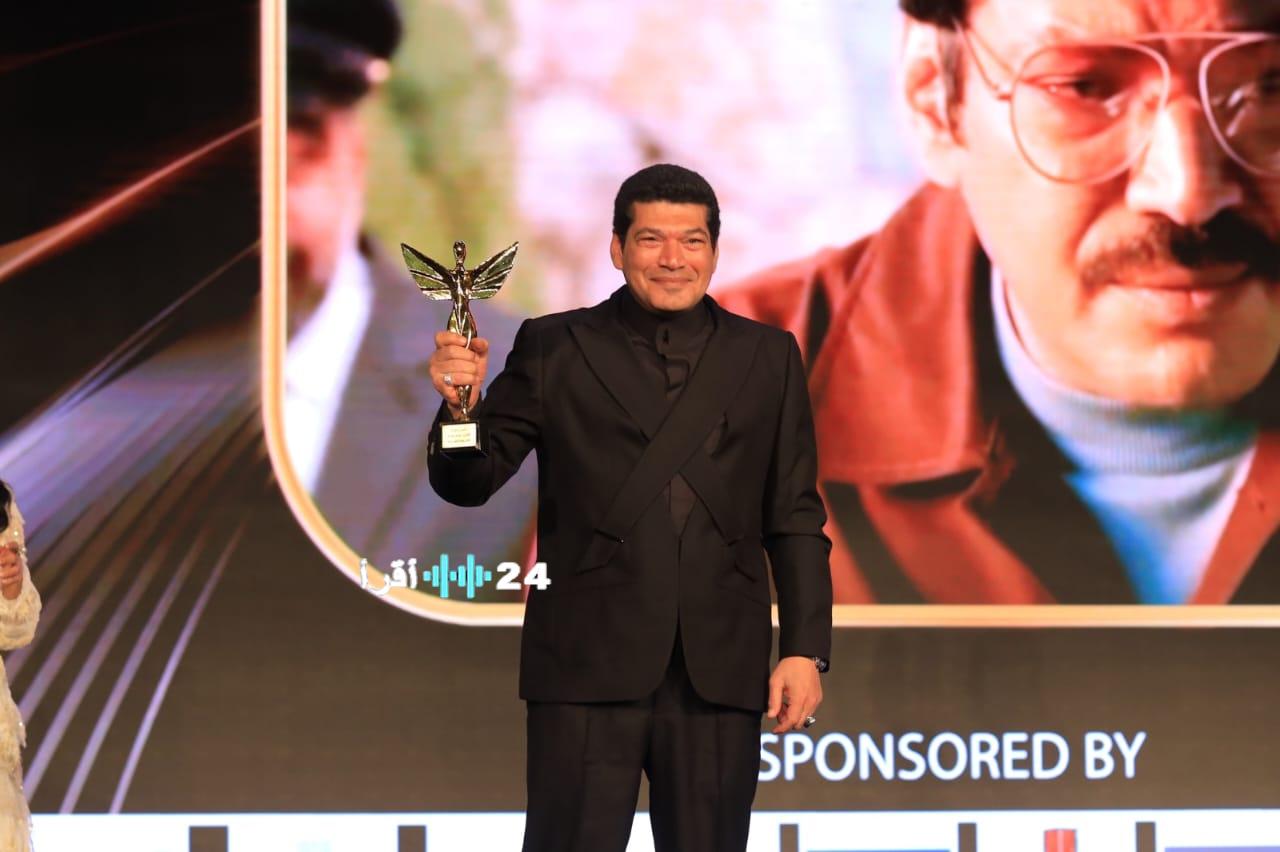 باسم سمرة يتوج بجائزة أفضل ممثل عن “العتاولة 2” بمهرجان الأفضل