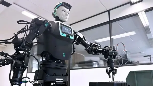 «المستقبل بين أيدٍ روبوتية» شركة أوروبية رائدة تحدث سابقة عالمية: الروبوتات البشرية تقتحم خطوط إنتاج الرقائق