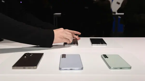 «الموعد يقترب.» تسريبات حديثة تلقي الضوء على إطلاق سلسلة Galaxy S26 المرتقبة من سامسونغ