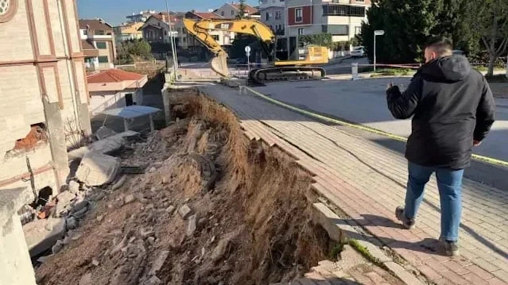 بطلة مسنة تنقذ 31 شخصًا من كارثة انهيار جدار مسجد بورصة