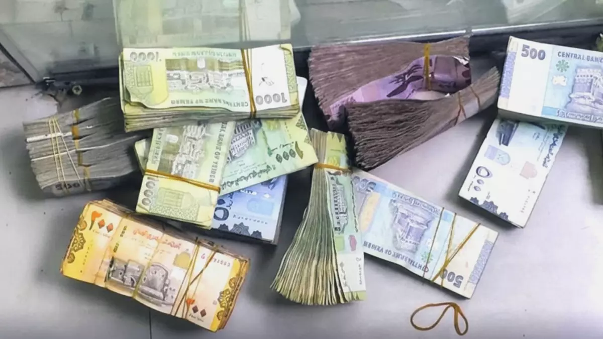 «الأسعار تتفاوت: الدولار يسجل 1630 ريالاً في عدن و540 في صنعاء – الفجوة تتوسع يومياً»