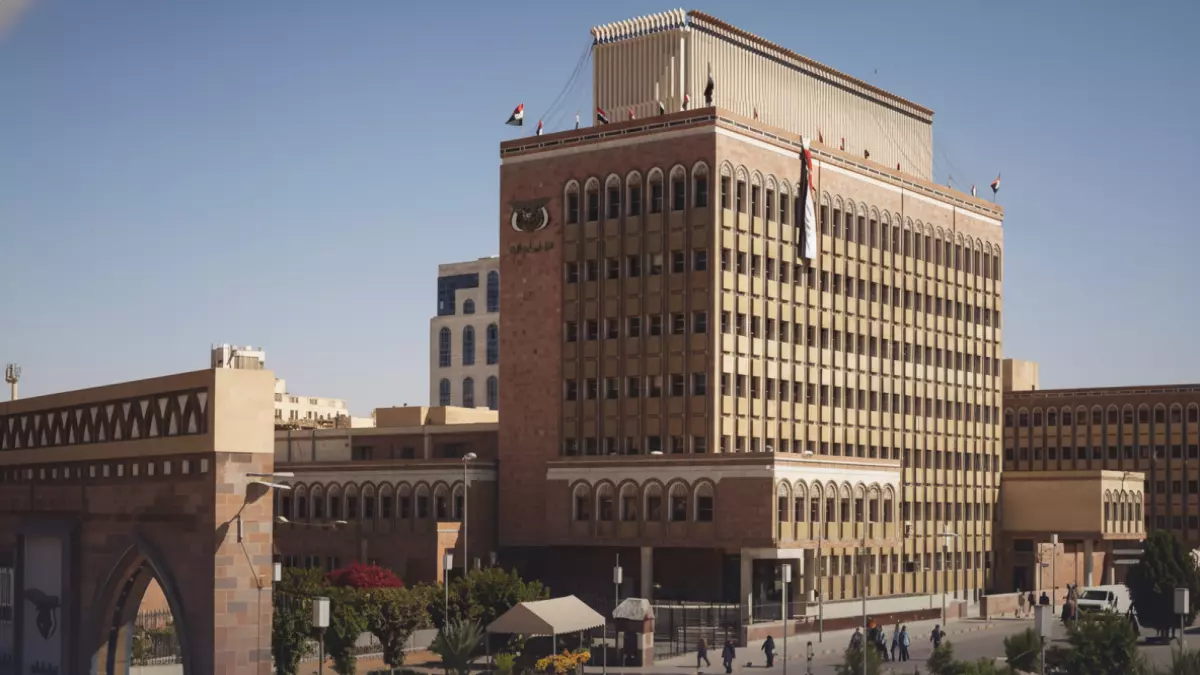 البنك المركزي يمسك سعر الدولار عند 530 ريال وسط مخاوف من انهيار الاقتصاد اليمني في الأسابيع المقبلة