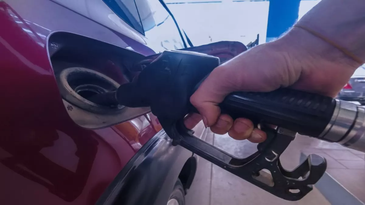 «تطمينات اقتصادية» الحكومة تحسم الجدل وتعلن تثبيت أسعار البنزين والسولار لمدة عام كامل