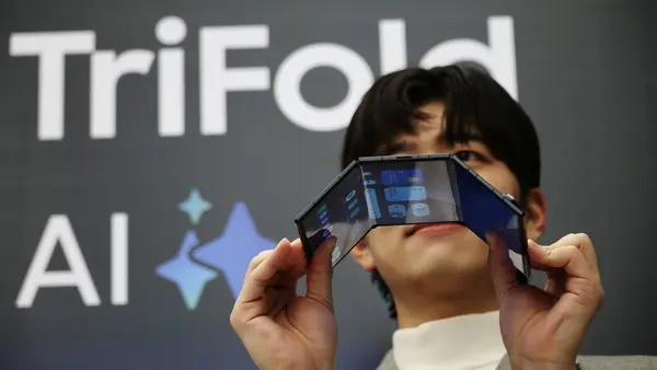 «مفاجأة جديدة في عالم الهواتف: سامسونغ تطلق أول هاتف ثلاثي الطيات»