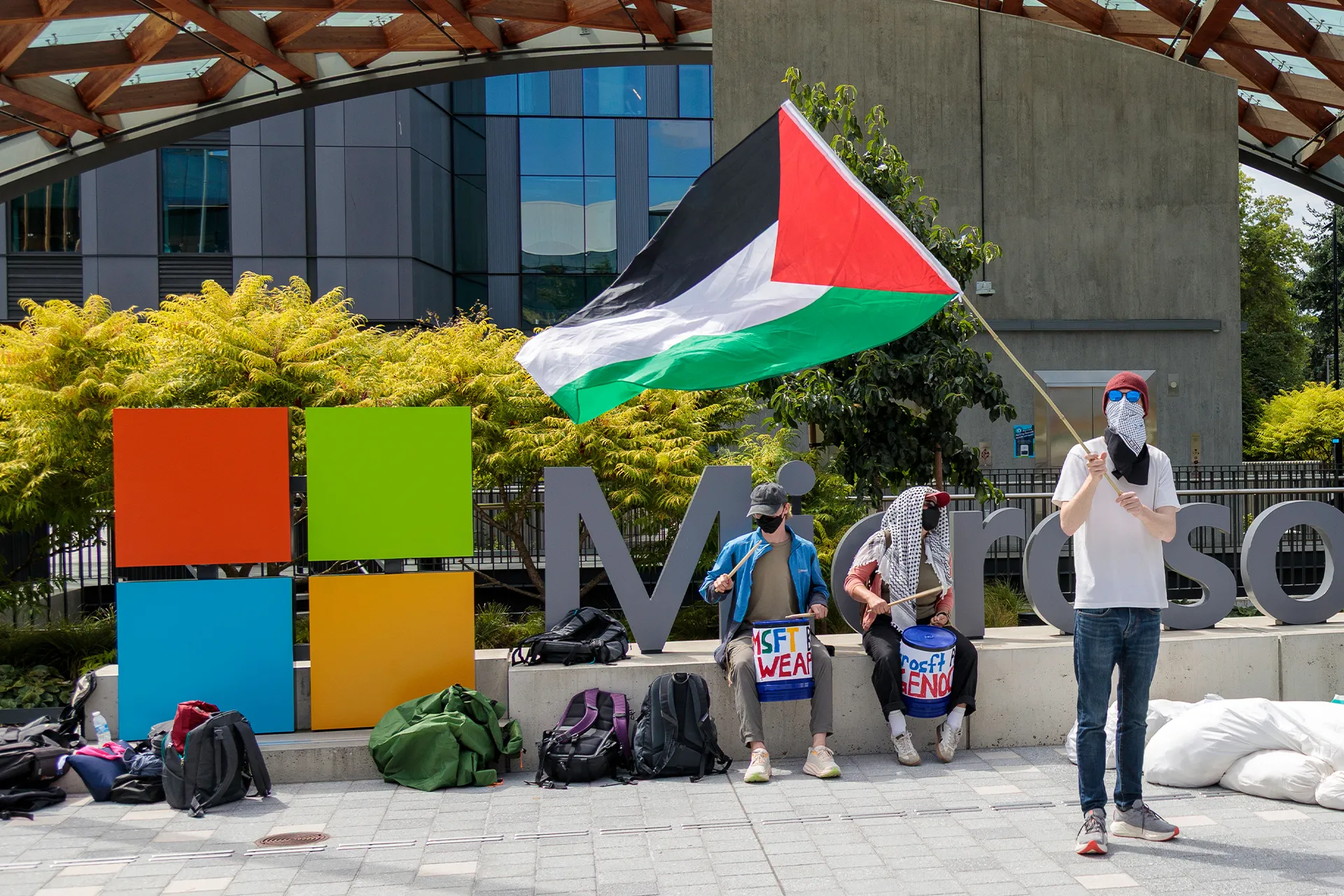 «كشف الستار عن التعاون السري: مايكروسوفت تسهم في إخفاء أدلة تجسس الجيش الإسرائيلي»