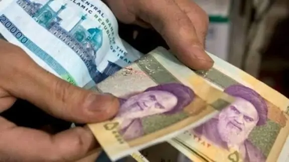 «انهيار تاريخي» الدولار يقفز بالريال الإيراني إلى قاع جديد متجاوزًا 122 ألف تومان