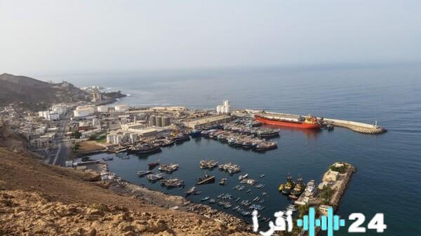 التحالف السعودي يهاجم سفينتين قادمتين من الإمارات في ميناء المكلا اليمني