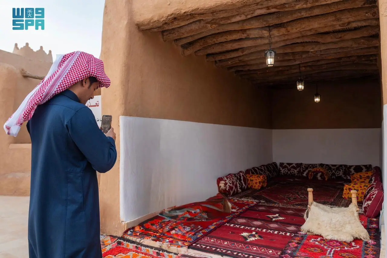 مجالس البيوت الطينية: إرث ثقافي يتجاوز الزمن